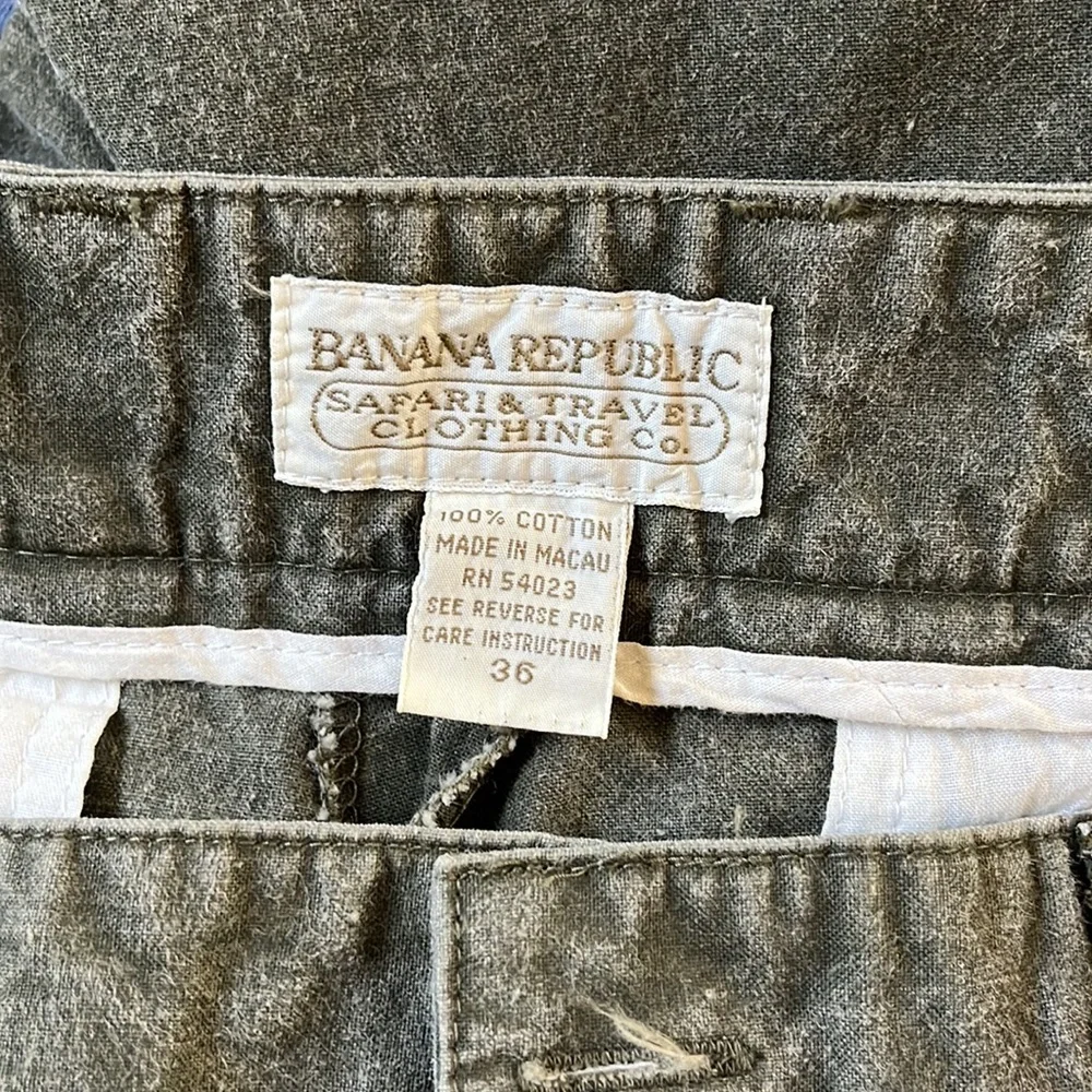 Vintage Men’s Banana Republic REAL Cargo pants. Camo Green. Size 36”w x 34”